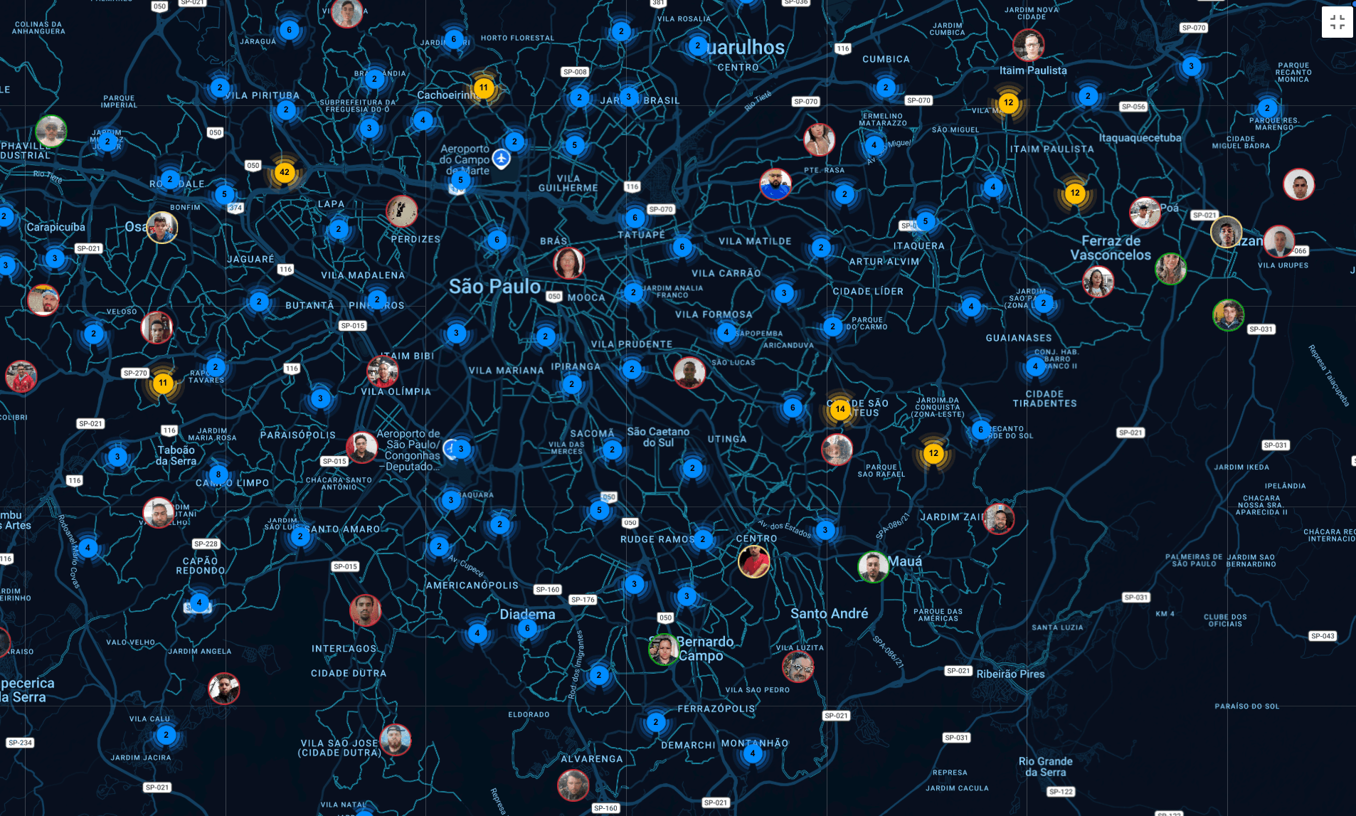 Mapa de rastreamento em tempo real com motoristas e rotas